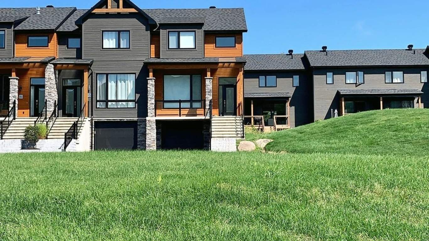 Maison à Bromont Construite Par Construction CMM et Destination le B